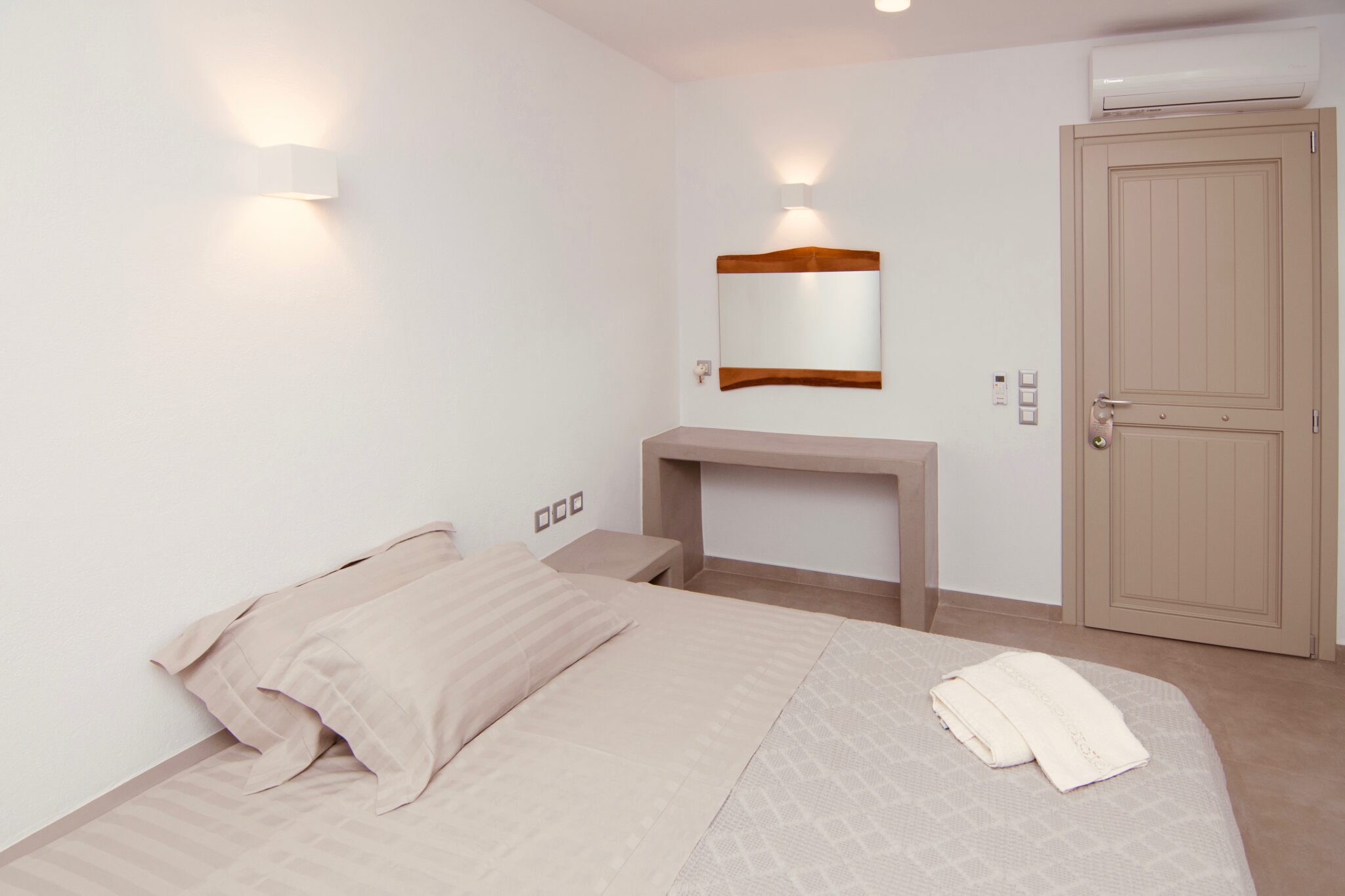 Apartment in Chora – bedroom with built-in desk, mirror and wall lights