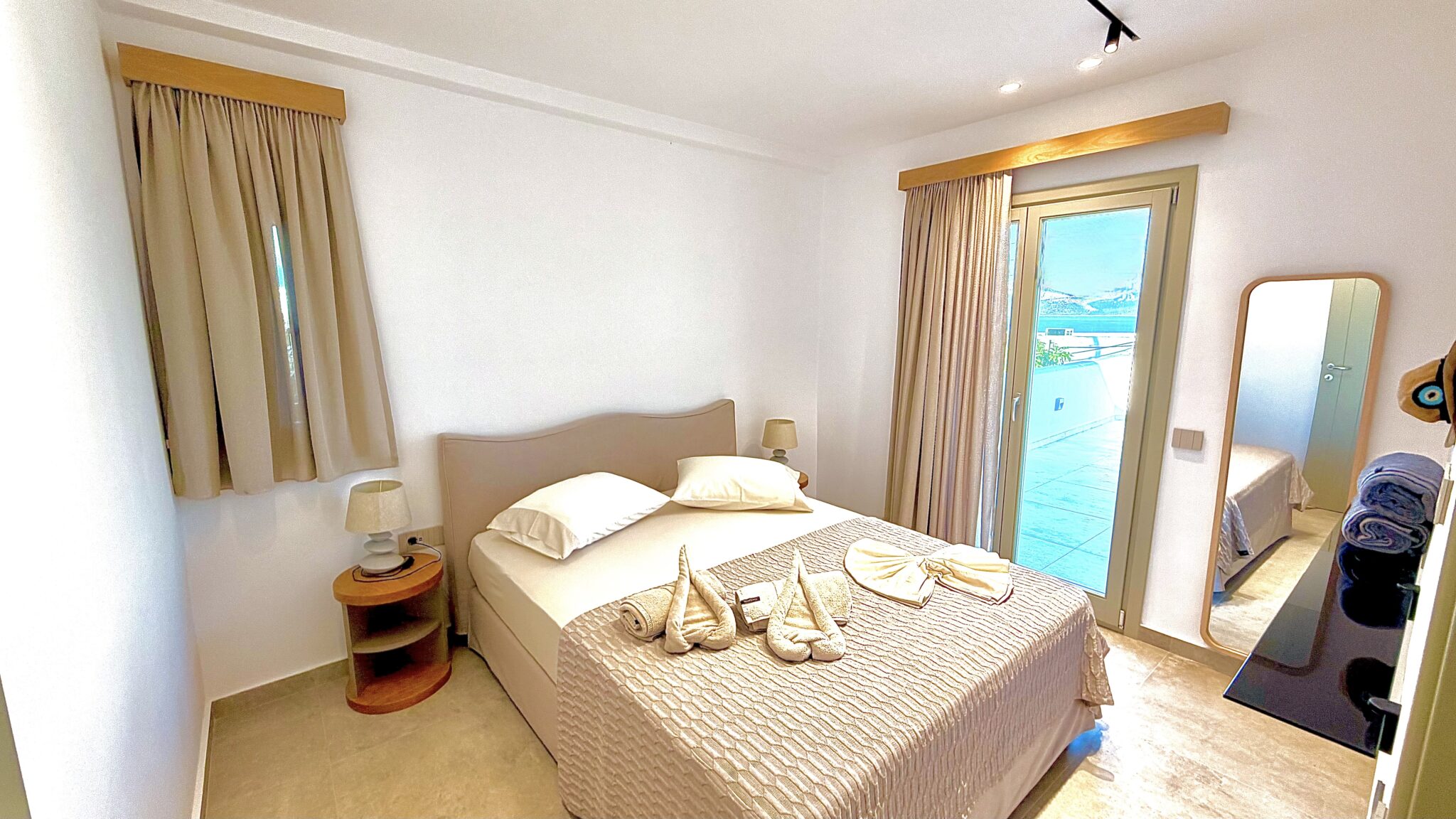 Suite with Jacuzzi – bedroom with sea-view window, Koufonisia