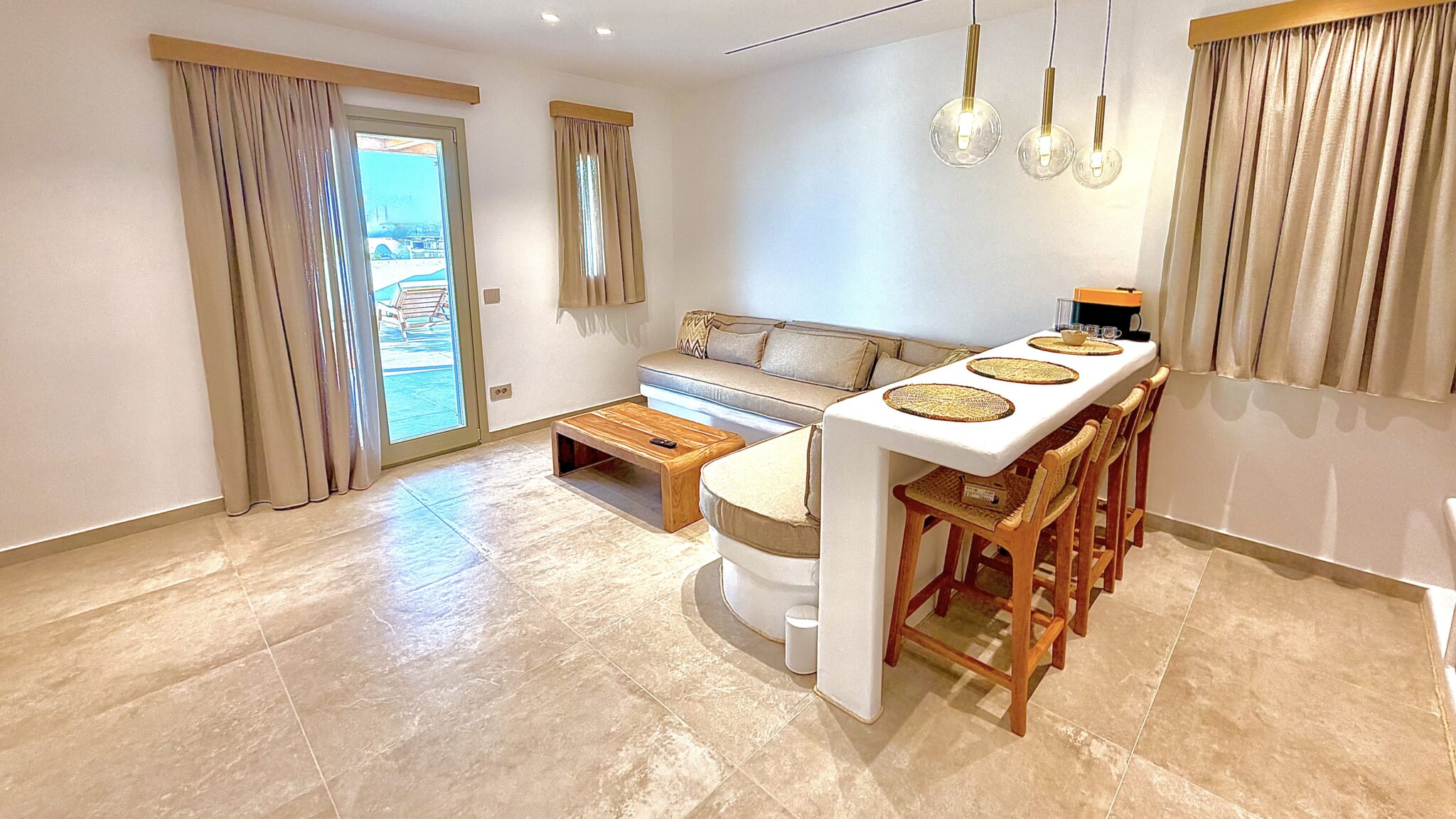 Suite with Jacuzzi – living room with sofa and breakfast bar