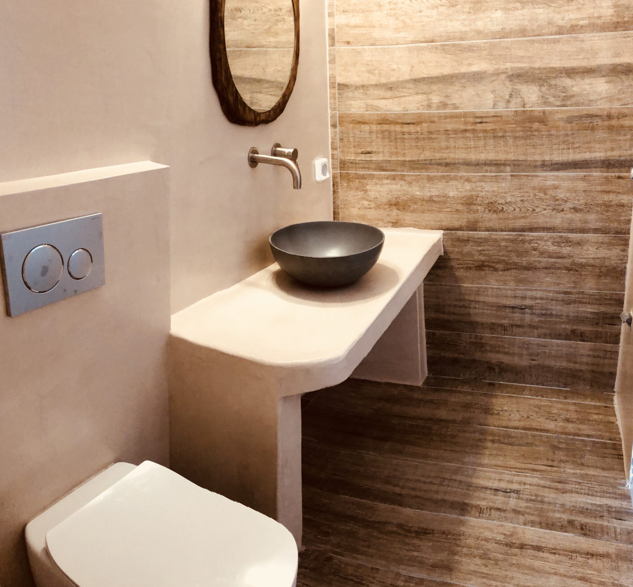 Suite with Private Pool – bathroom with stone basin and round mirror