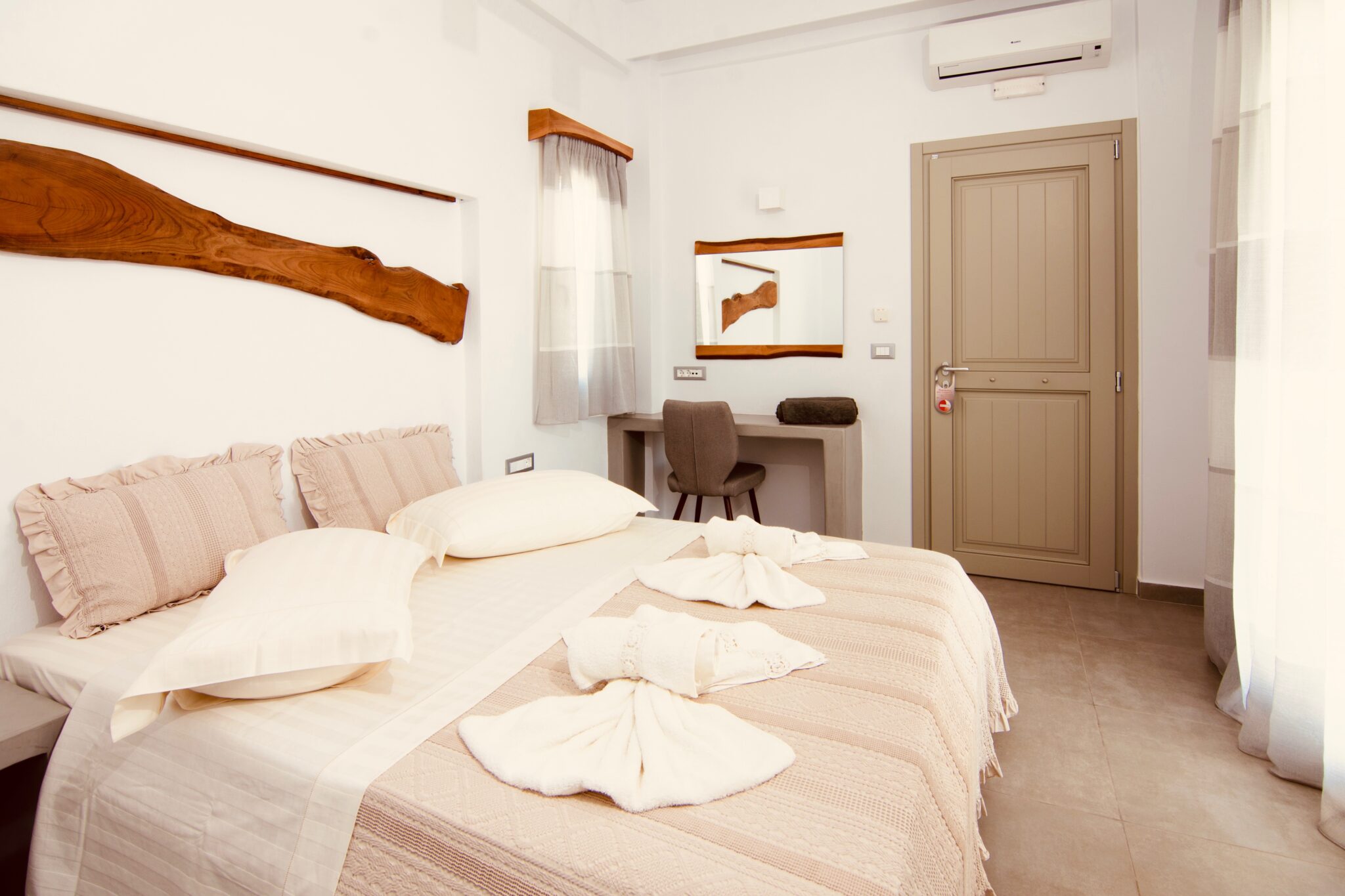 Suite with Private Pool – king-size bed with stone wall shelf and folded towels