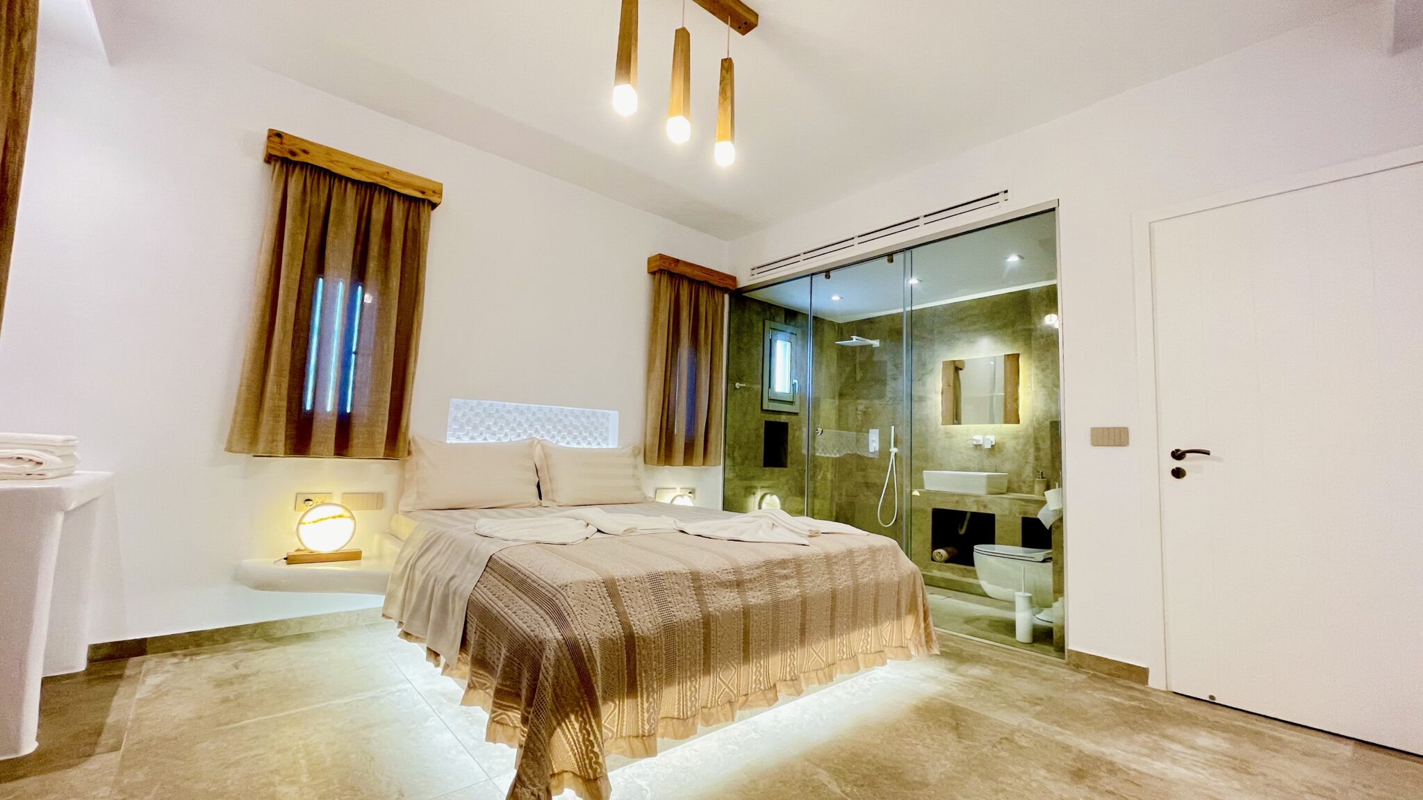 King-size bedroom with ensuite